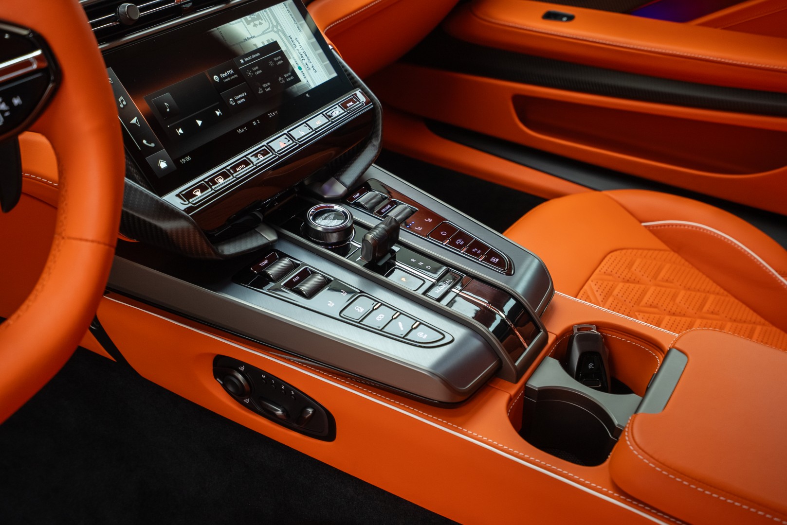 2025 ASTON MARTIN VANQUISH. FULL CARBON.